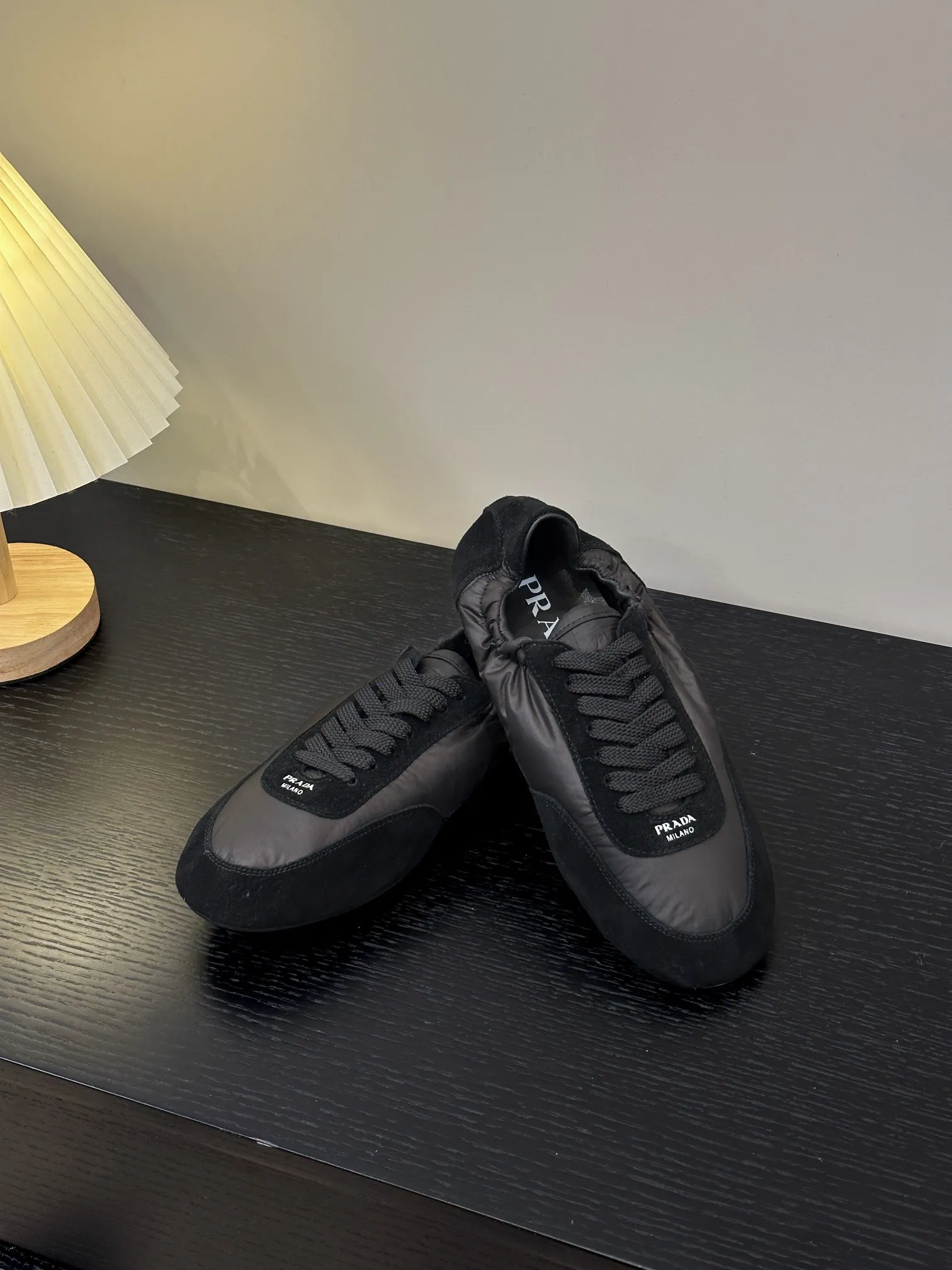 👟👟Ex-factory price 420👟👟 💠𝐏𝐑𝐀𝐃𝐀#Prada catwalk style lightweight thin-soled new moral training shoes casual shoes💠 outsole molded TPU❣️not made of rubber! The suede upper is textured, and the inner sheepskin is wrapped, which is soft and waxy. The insole is thickened with lambskin, which is extremely comfortable to step on, has a sense of support, and feels well wrapped. The shoe shape is full of wrapping, light, easy to wear, and practical. It is a casual shoe that makes you taller and longer legs! White is clean and refreshing, needed all year round, and can be easily worn with skirts and trousers. Upper: imported suede/original molded fabric. Lining: sheepskin. Outsole: TPU outsole! Different from cheap rubber soles on the market! Code number: 35-40 (40 customized)